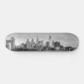 Philadelphia-Skyline in Schwarzweiss Skateboard (Horizontal)