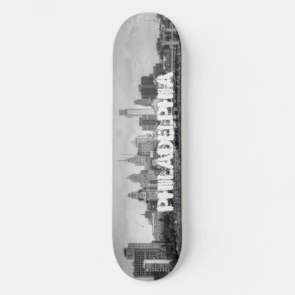 Philadelphia-Skyline in Schwarzweiß Skateboard