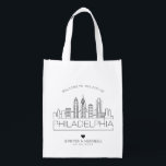 Philadelphia Wedding | Stilisierte Skyline Wiederverwendbare Einkaufstasche<br><div class="desc">Eine einzigartige Hochzeitstasche für eine Hochzeit in der schönen Stadt Philadelphia. Diese Tasche zeigt die einzigartige Skyline der Stadt mit ihrem Namen darunter. Anschließend erhalten Sie Informationen zu Ihrem Hochzeitstag in einem passenden,  offenen Stil.</div>