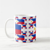 philippinische Flagge in mehreren farbenfrohen Ebe Kaffeetasse (Links)
