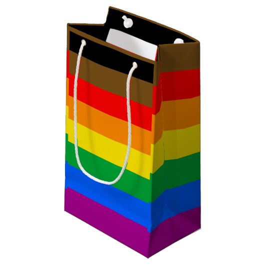 Philly Rainbow Pride Flag Kleine Geschenktüte (Vorderseite Schrägansicht)