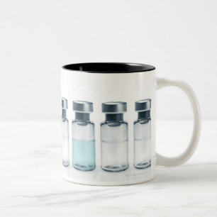 Phiolen, die Medizin für Einspritzungen enthalten Zweifarbige Tasse