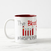Phlebotomist Geschenke "der BlutWhisperer " Zweifarbige Tasse (Links)