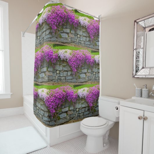 Phlox hat auf Steinen gepackt Duschvorhang (Beispiel)