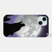 Phone case with a wolf howling at the full moon iPhone 15 hülle (Rückseite (Horizontal))
