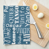 Phonetisches Alphabet Muster Weiß auf blauem Nauti Geschirrtuch (Viertel Falte)