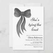 Photo Black Bow She's Tying the Knot Bridal Shower Einladung (Vorderseite)