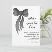 Photo Black Bow She's Tying the Knot Bridal Shower Einladung (Stehend Vorderseite)