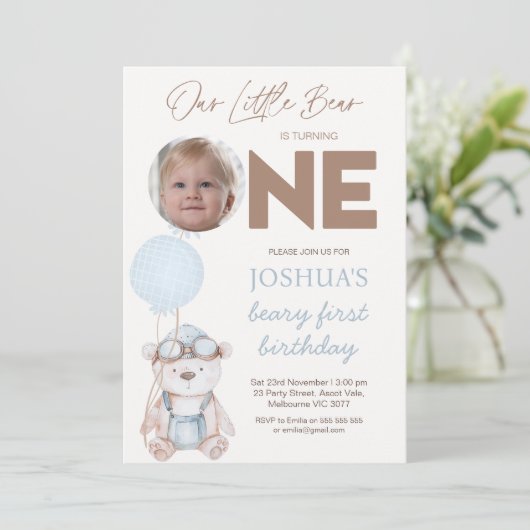 Photo Brown Blue Balloons Beary First Birthday Einladung (Stehend Vorderseite)