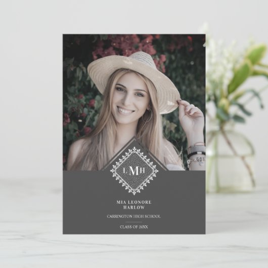 Photo Graduation Party Chic Initial Lace Romantic Einladung (Stehend Vorderseite)