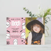 Photo Pink Halloween Birthday – Our Little Boo Einladung (Stehend Vorderseite)