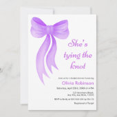 Photo Purple Bow Shes Tying the Knot Bridal Shower Einladung (Vorderseite)