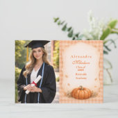 Photo Rustic Gingham Pumpkin Fall Graduation Ankündigung (Stehend Vorderseite)