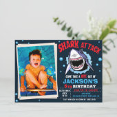 Photo Shark Birthday Invitation Shark Attack party Einladung (Stehend Vorderseite)