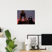 Photographing the Eiffel Tower with a smartphone Poster (Heimbüro)