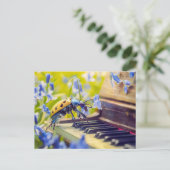 Photorealistic Oil Beetle Playing Piano Among Blue Postkarte (Stehend Vorderseite)