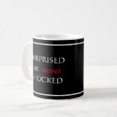 Phrase "Überraschend, aber nie schockiert" Kaffeetasse (Vorderseite Links)