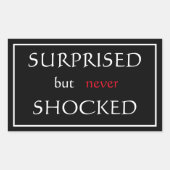 Phrase "Überraschend, aber nie schockiert" Rechteckiger Aufkleber (Vorderseite)
