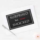 Phrase "Überraschend, aber nie schockiert" Rechteckiger Aufkleber (Umschlag)