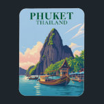 Phuket Thailand Beach Boat Travel Souvenir Magnet<br><div class="desc">Die idyllische Landschaft von Phuket erfassen Sie mit diesem Reisemobildmagnet mit einem traditionellen Boot an seinen schönen Stränden. Dieses klassische thailändische Souvenir erinnert an den tropischen Charme dieses beliebten Inselziels. Ideal für Strandliebhaber und Sammler von Thailand Reisedenkmäler.</div>