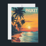 Phuket Vintag Postkarte<br><div class="desc">Dieses wunderschöne Vintage Poster zeigt den tropischen Reiz Phukets bei Sonnenuntergang. Die silbernen Palmen erstrecken sich über einen goldenen Strand, der in warmen Retrotönen in Orange und Rosa strahlt. Die nostalgische Konsistenz und die Vintage Farbpalette zeugen von der Essenz eines friedlichen thailändischen Paradieses, das sich perfekt für den Geist von...</div>
