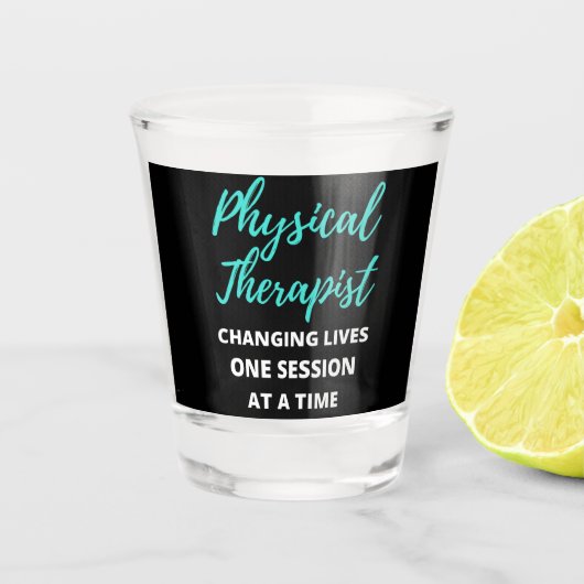 Physical Therapist Changing Lives One Session Schnapsglas (Vorderseite)