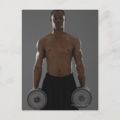 Physikalisch angebrachter Mann, der Knödel hebt Postkarte (Vorderseite)