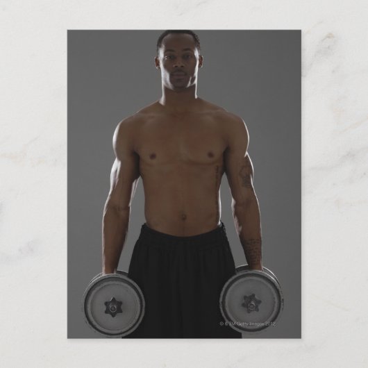 Physikalisch angebrachter Mann, der Knödel hebt Postkarte (Vorderseite)