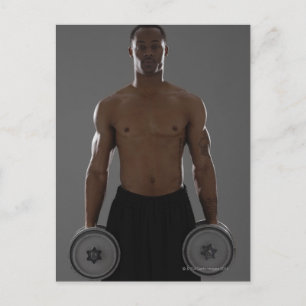 Physikalisch angebrachter Mann, der Knödel hebt Postkarte