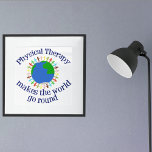 Physikalische Therapie macht die Welt zum Alltag Poster<br><div class="desc">Physikalische Therapie macht die Welt zum Alltag. Ein niedliches Geschenk für Physiotherapeuten mit einem inspirierenden Angebot für einen PT.</div>