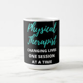 Physikalischer Therapeut, der das Leben einer Sitz Kaffeetasse (Mittel)