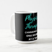 Physikalischer Therapeut, der das Leben einer Sitz Kaffeetasse (Vorderseite Links)