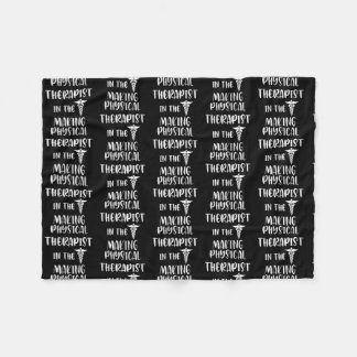 Physiotherapeut bei der körperlichen Therapie Fleecedecke
