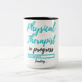 Physiotherapeut in Progress 2 Zweifarbige Tasse (Mittel)