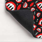 Piano-Lächelmuster auf schwarzem Hintergrund Mousepad (Ecke)