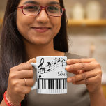 Piano-Musiknoten Skriptname Schwarz-weiß Kaffeetasse<br><div class="desc">Moderne, stilvolle Tasse mit Klaviertastatur und Musiknoten in Schwarzweiß, personalisiert mit Ihrem Namen in einem handgeschriebenen Skript. Ideal für Musiklehrer, Musiker und Musikprofis. ÄNDERUNGEN: Sie können die weiße Hintergrundfarbe oder den Textstil, die Farbe, die Größe und die Platzierung des Schriftartes ändern, indem Sie für ein benutzerdefiniertes Aussehen auf EDIT klicken...</div>