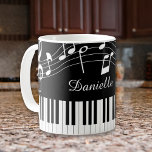 Piano-Musiknoten Skriptname Schwarz-weiß Kaffeetasse<br><div class="desc">Moderne, stilvolle Tasse mit Klaviertastatur und Musiknoten in Schwarz-Weiß personalisiert mit einem Namen in einem bearbeitbaren handgeschriebenen Skript-Schriftart Stil. Ideal für Musiklehrer, Musiker und Musikprofis. ÄNDERUNGEN: Sie können die schwarze Hintergrundfarbe oder den Schriftart-Stil, die Farbe, die Größe und die Platzierung ändern, indem Sie auf ANKÜNDIGEN KLICKEN klicken, um ein benutzerdefiniertes...</div>