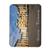 Piazza Anfiteatro Platz in Lucca - Toskana, Italie Magnet (Vertikal)