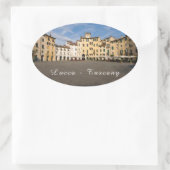 Piazza Anfiteatro Platz in Lucca - Toskana, Italie Ovaler Aufkleber (Tasche)
