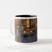 Piazza Del Campo an der Dämmerung, Siena Zweifarbige Tasse (Vorderseite Links)