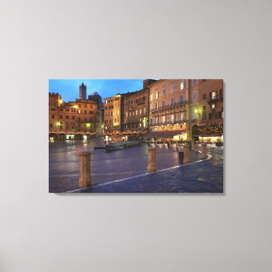 Piazza Del Campo bei Dämmerung, Siena. Leinwanddruck (Vorderseite)