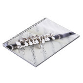 Piccolo auf einem Punktestand Notizblock (Linke Seite)