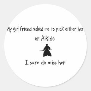 Pick Girlfriend oder Aikido Runder Aufkleber