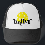 Pickle Baller Funny Black und White Truckerkappe<br><div class="desc">Der hellgelbe,  editierbare,  schwarz-weiße und gelbe LKW-LKW-Hut mit Pick-leball-Ikone und "Baller" in einem trendigen Serif-Schriftart,  perfekt für den Pickleball-Spieler.</div>