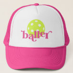 PIckle Baller Funny Pink Truckerkappe<br><div class="desc">Der hellgelbe,  editierbare Pick-Baller-Pick-LKW-Hut mit dem hellgelben Farbenpickleball-Icon und dem "Baller" in einem trendigen Serf-Block-Schriftart,  der sich perfekt für das pickleball-Spieler Mädchen oder die Frau eignet.</div>