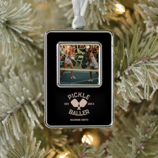 Pickle Baller Pickleball-Kollegialtypografie Rahmen-Ornament Silber (Baum)