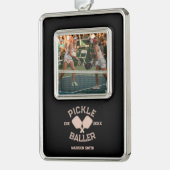 Pickle Baller Pickleball-Kollegialtypografie Rahmen-Ornament Silber (Links)