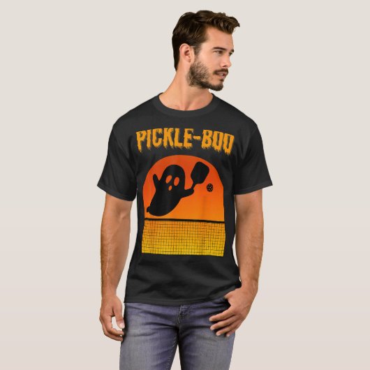 Pickle-Boo Ghost Playing Pickleball Halloween-Kost T-Shirt (Vorne ganz)