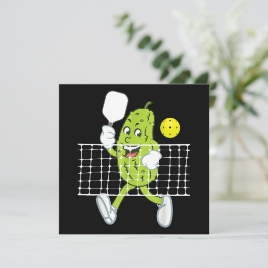 Pickle Playing Pickleball - Funny Pickleball Paddl Einladung (Stehend Vorderseite)