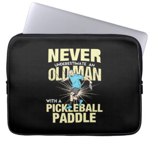 Pickleball - Alter Mann mit einem Pickleball-Schlä Laptopschutzhülle